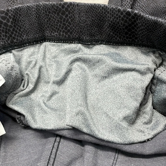 NWOT Levi’s Pull On Leggings Black Gray Repty Snake Print 22 - Picture 15 of 16